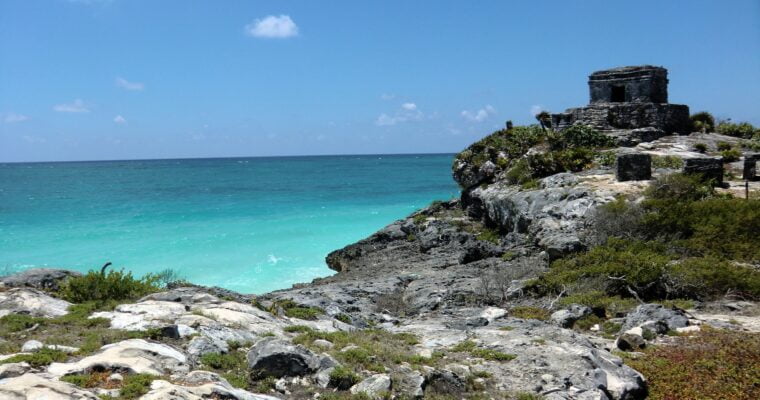Descubre la belleza de Tulum: playas paradisíacas y ruinas mayas milenarias